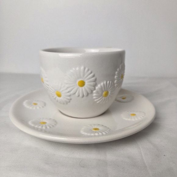 Bluebird & Willow Daisy Teacup & Saucer | Yellow Handle | Stoneware Spring - Picture 9 of 14